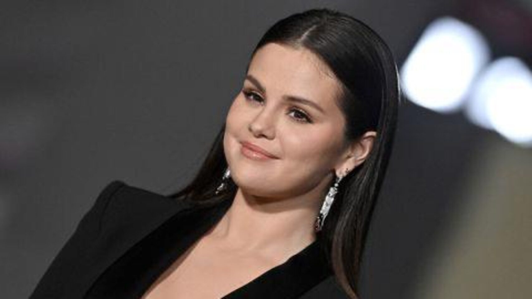 Read more about the article Selena Gomez Glams Up 90s Style