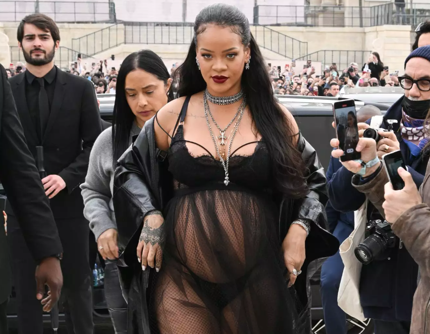 Read more about the article Rhianna Gives the Phrase “Hot Mama” a Whole New Meaning